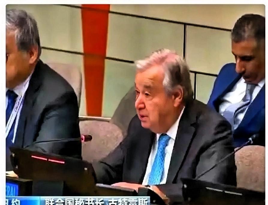 就差跪下了。联合国秘书长，古特雷斯，最近开会，就差没当着全世界的面说：兄弟们，行
