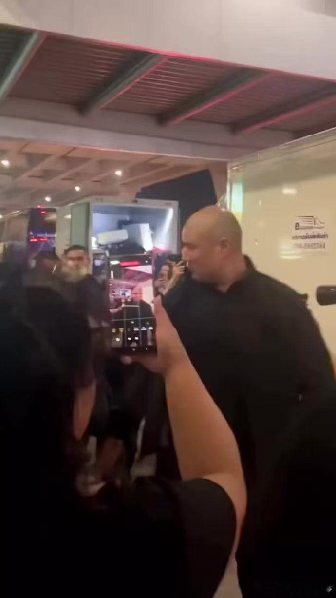 王嘉尔落地泰兰德实拍谁看王嘉尔泰兰德落地实拍不震惊！现场镜头密密麻麻围着他，从