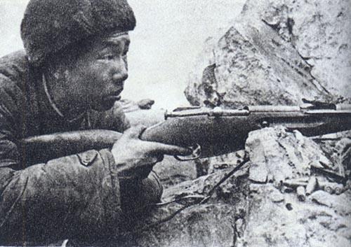 1953年，美军神枪手在一次射击中成功击中一名志愿军战士，20多分钟后，志愿军战