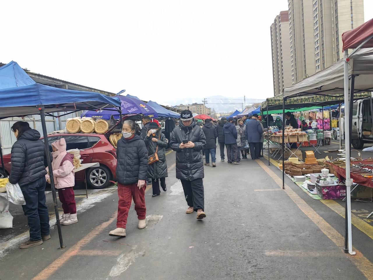 周六乘公交去了一趟聚邦便民集市，来回车都很挤，听公交司机讲基本是拉一车人到集市卸