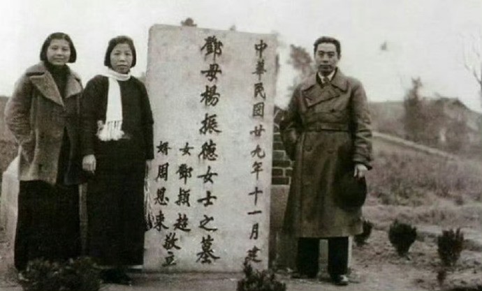 1940年，重庆。邓颖超的母亲杨振德在重庆去世。次年清明节，周总理陪邓颖超在母亲