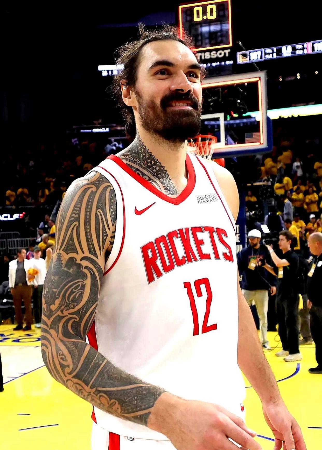 海王也伤了。Shams：火箭中锋史蒂文-亚当斯接受左脚踝手术，赛季报销。杜兰