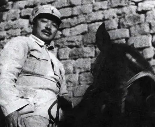 1933年，贺龙病重坐轿子行军，军中有叛徒准备趁机谋杀他，其趁轿夫不在时，向轿子