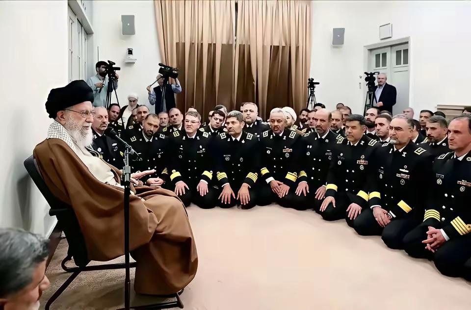 这张曾经的照片也是经典，跪着的军队能打胜仗吗？