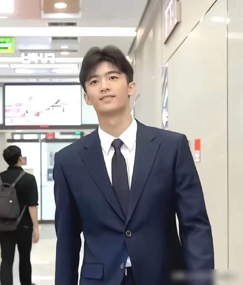 谢霆锋的基因，终究还是被儿子优化了。你去看他18岁那张西装照，鼻子高得能架手