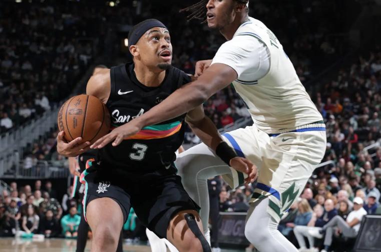 上赛季凯尔登-约翰逊在马刺的表现并不理想，到了赛季后半段更是越打越差，看起来非常