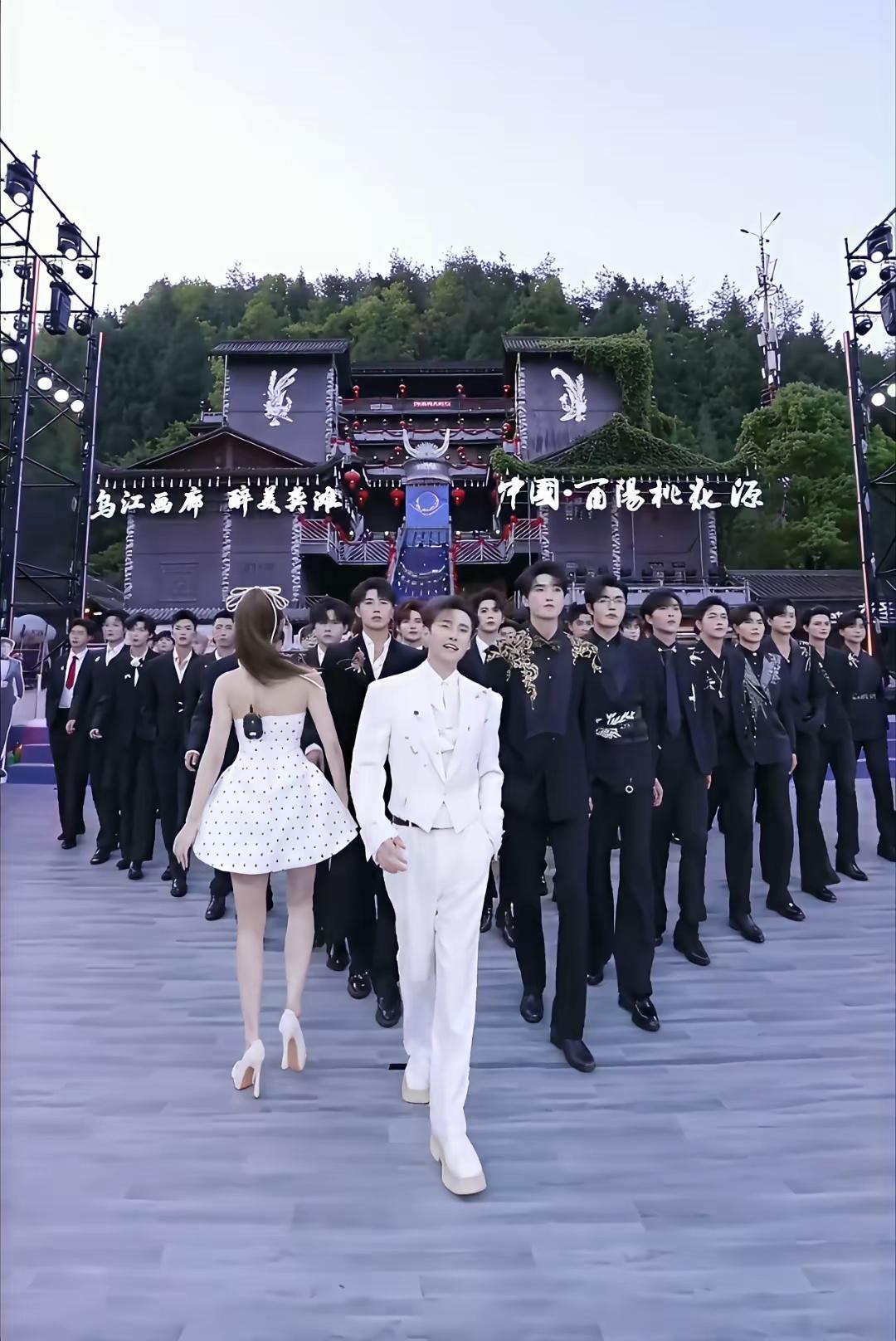 就这样站着走路。直播间都能有几万人在线。打赏的人也不少。有时候觉得，自己一