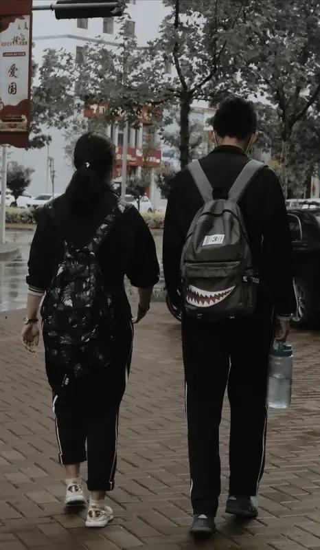 同学离婚后，前夫再婚生女，孩子喊她大妈妈。她常给孩子买吃买穿，真心疼爱。前夫夫妻