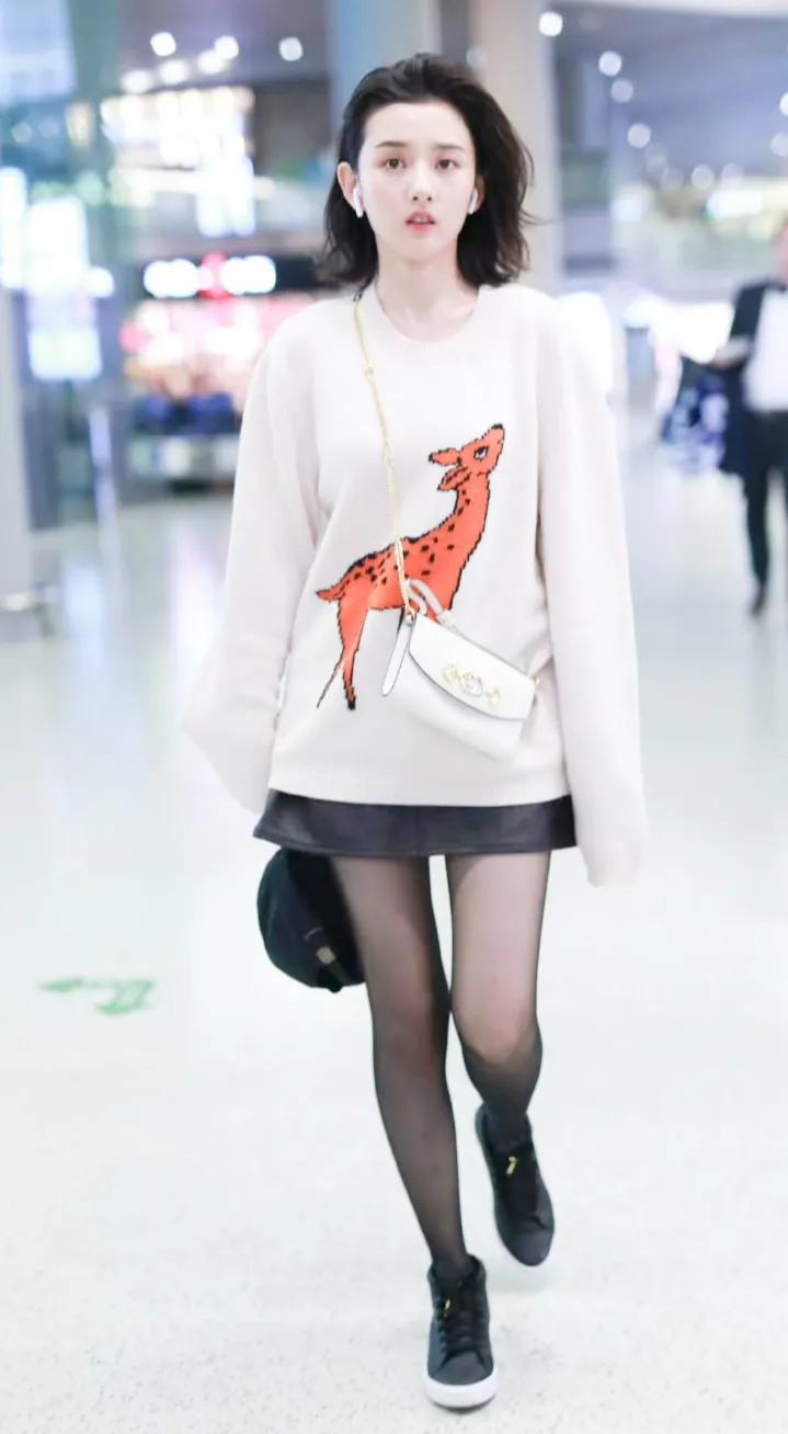 @宋祖儿穿错鞋子啦…[捂脸哭]