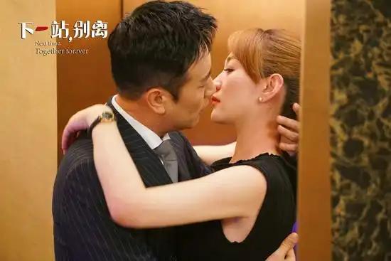 李小冉和于和伟演的这部爱情喜剧，谁看过？当时看李小冉身材真的好，尤其是在电梯里一