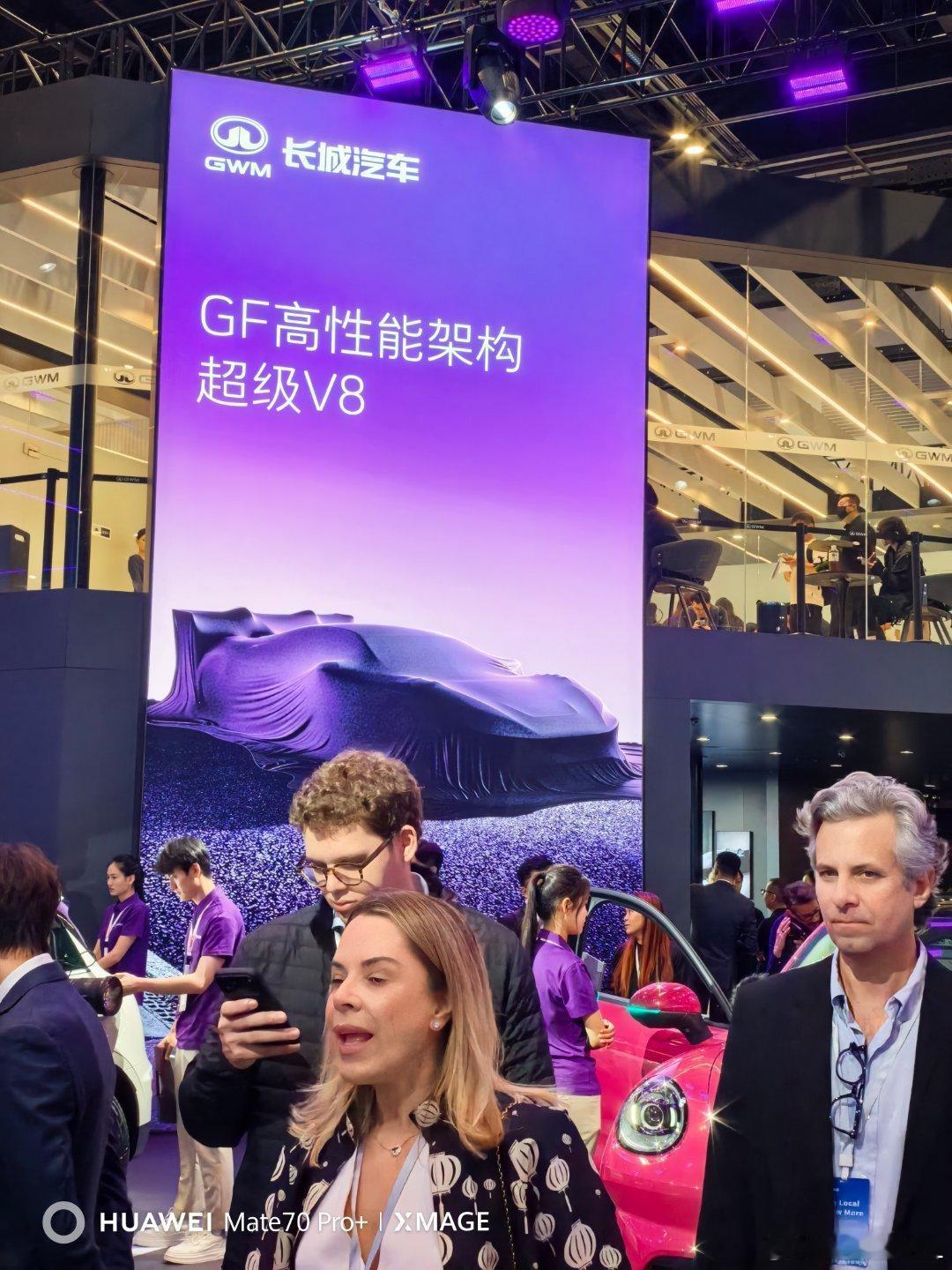 我怀疑这到底是不是长城展台？怎么全是外国人？坦克的直播，我都挤不进去...