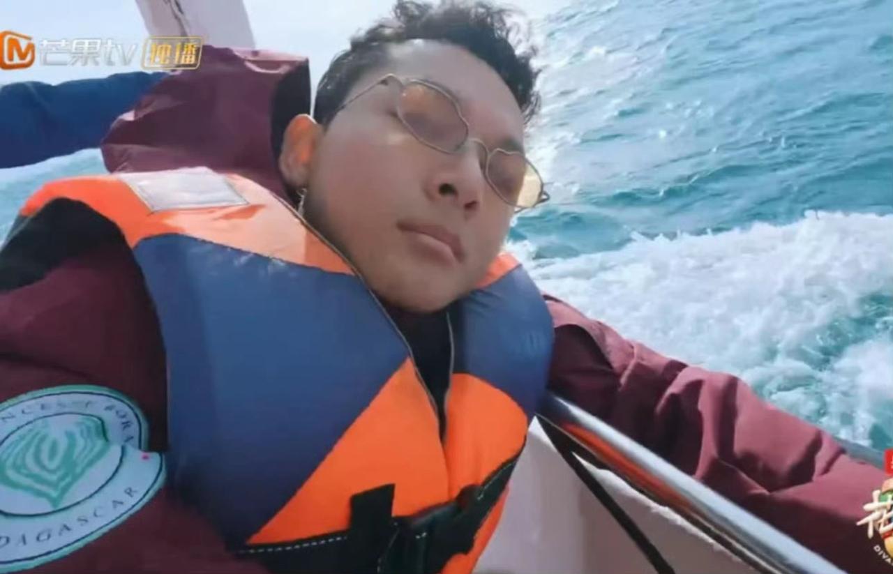 张晚意晕船笑料爆了！被调侃“晕成韩红”，粉丝急喊别虐三旬老人家人们谁编的梗