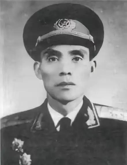 1987年，韦杰病逝，妻子郭毅主动将他名下豪车交还成都军区，军区很为难地回答道：