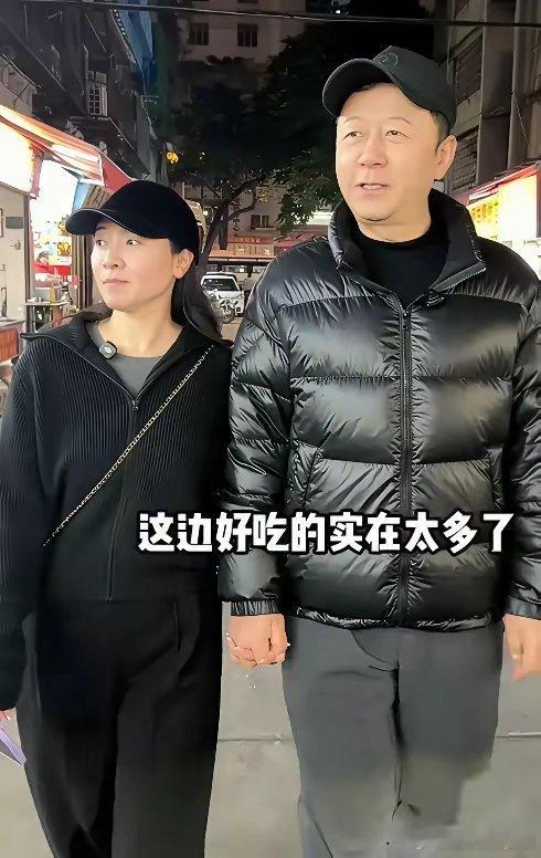 这就是郭涛老婆，不像梅婷一样强势，而是温柔贴心的小女人。郭涛老婆不是圈内人，以往