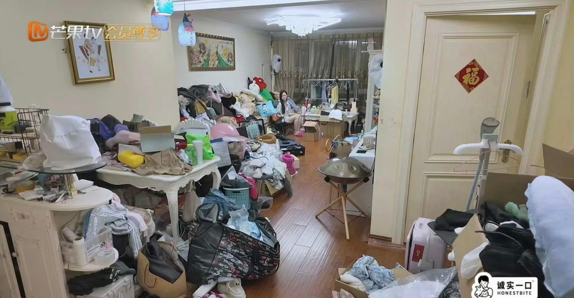 管乐晚上6点直播收拾屋子管乐小姨妈已经在收拾了屋子乱的话题刚热乎，管乐就带着直