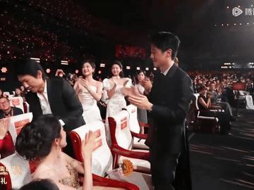 杨幂实惨，明明是王骁主动跟杨幂互动，杨幂礼貌回应，结果大幂幂也能被黑撩王骁，哪怕