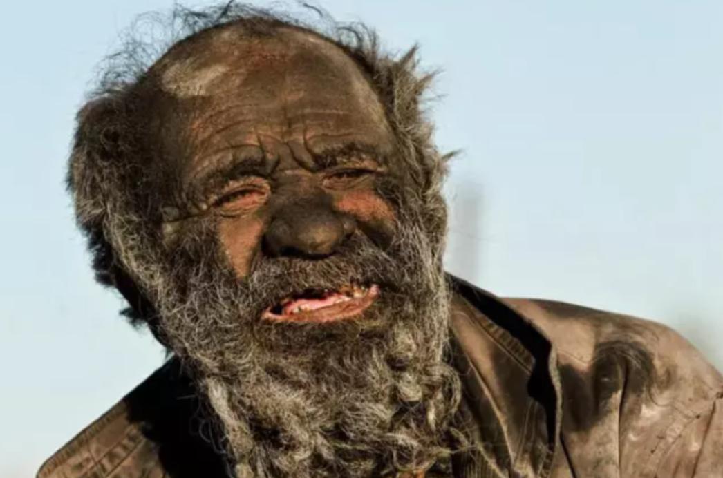 在伊朗，一位过了60年不洗澡、“举世少见”的老人，经邻居们劝说后破例洗了一次澡。