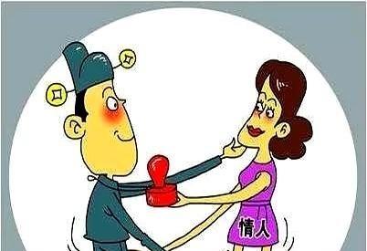 笑话（657）贪官坐在T台下边目不转睛盯着走秀的美女，旁边老板凑近贪官耳朵：