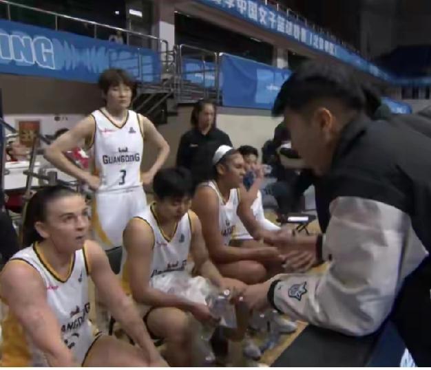 广东女篮5上5下大胆变阵止连败，不得不说黄思静这教练当得还是有两把刷子的。1月