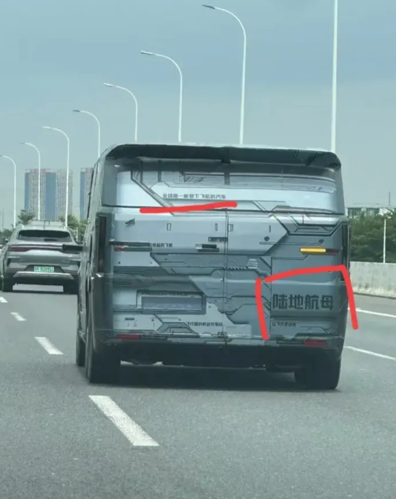 今天早上在武深高速上见到一个奇怪的车，有六个轮子，我还记得小学老师经常说的一句话