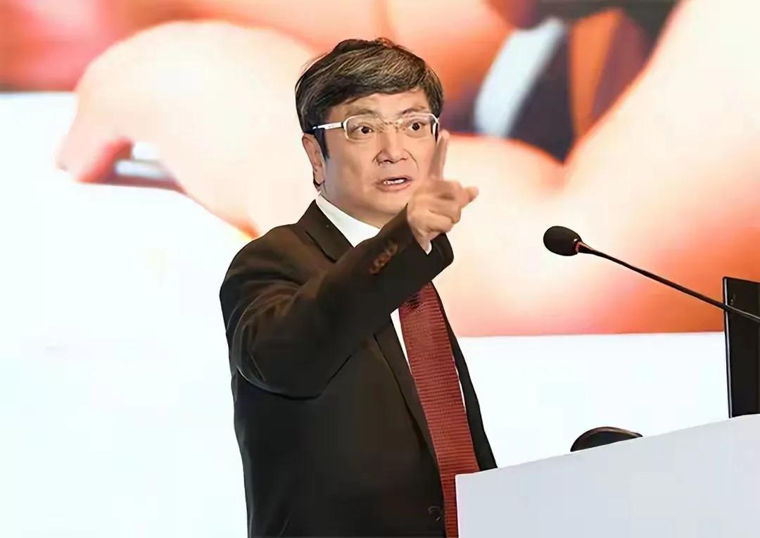 郑强被骂上热搜，不是因为反对AI，是戳破了那层看不见的窗户纸郑强这回又被推到风