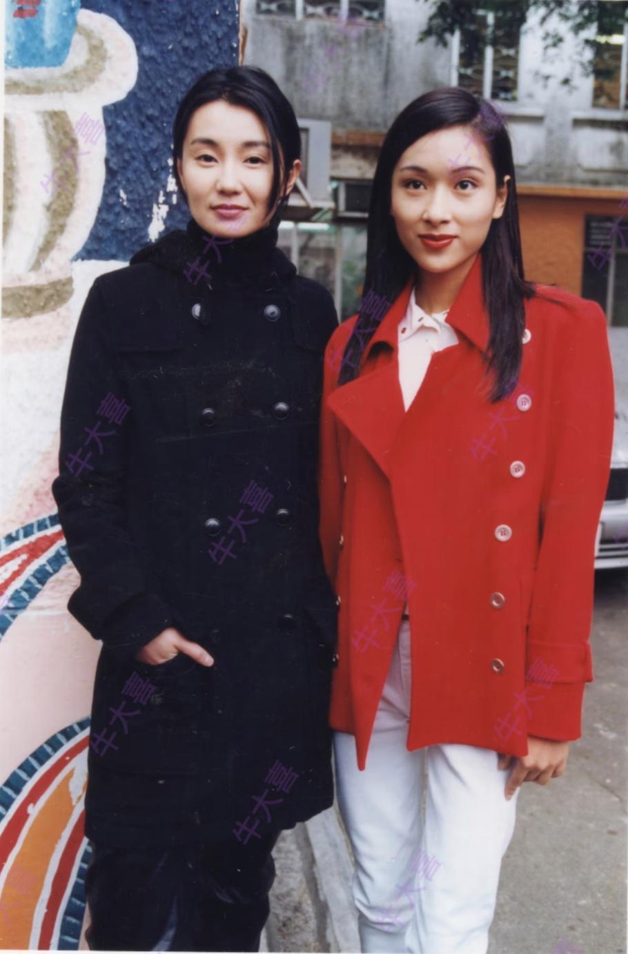 电影《甜蜜蜜》宣传期，张曼玉和杨恭如。杨恭如当年起点很高，一出道就能给张曼玉做配