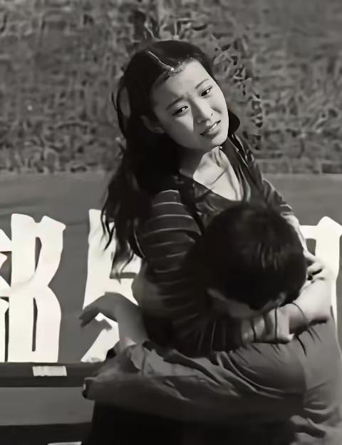 这张老照片看哭了无数国人！​​这张老照片拍摄于1985年的老山前线，一群热血青