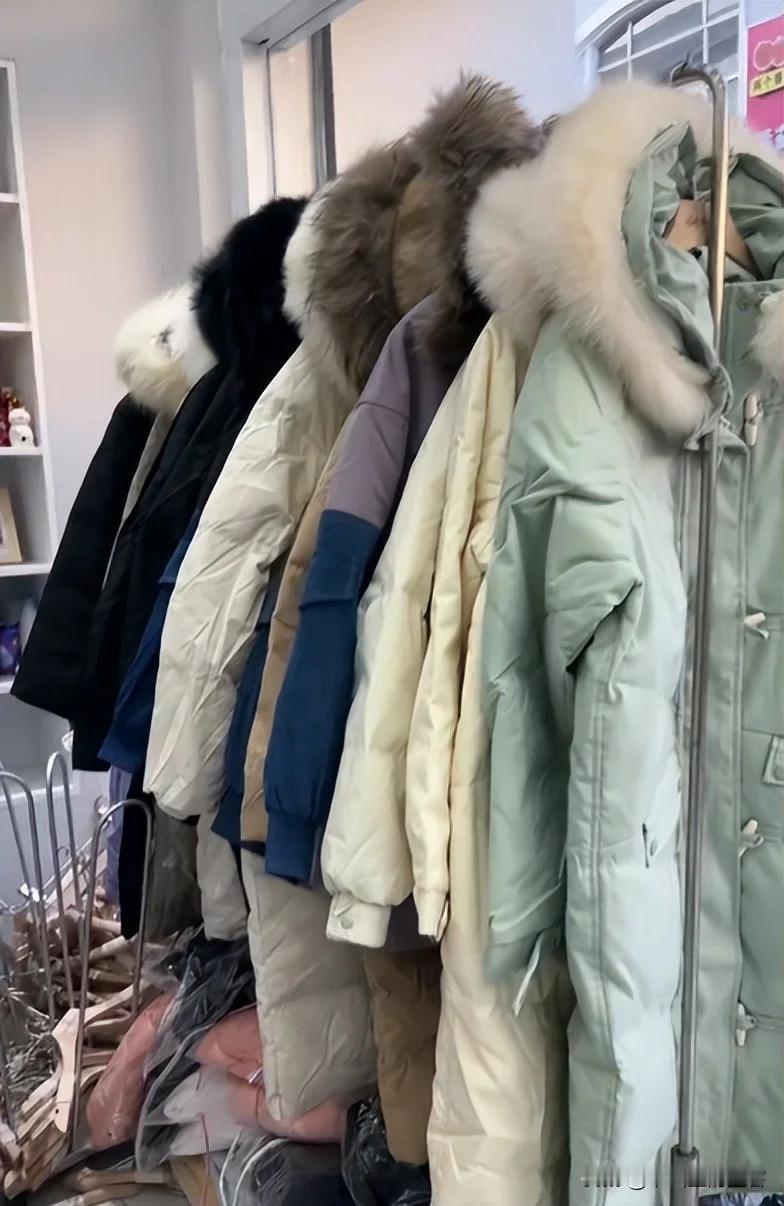 近日，湖北一家商场里，一名女子在众目睽睽之下，给丈夫下跪。这是什么情况？有人说