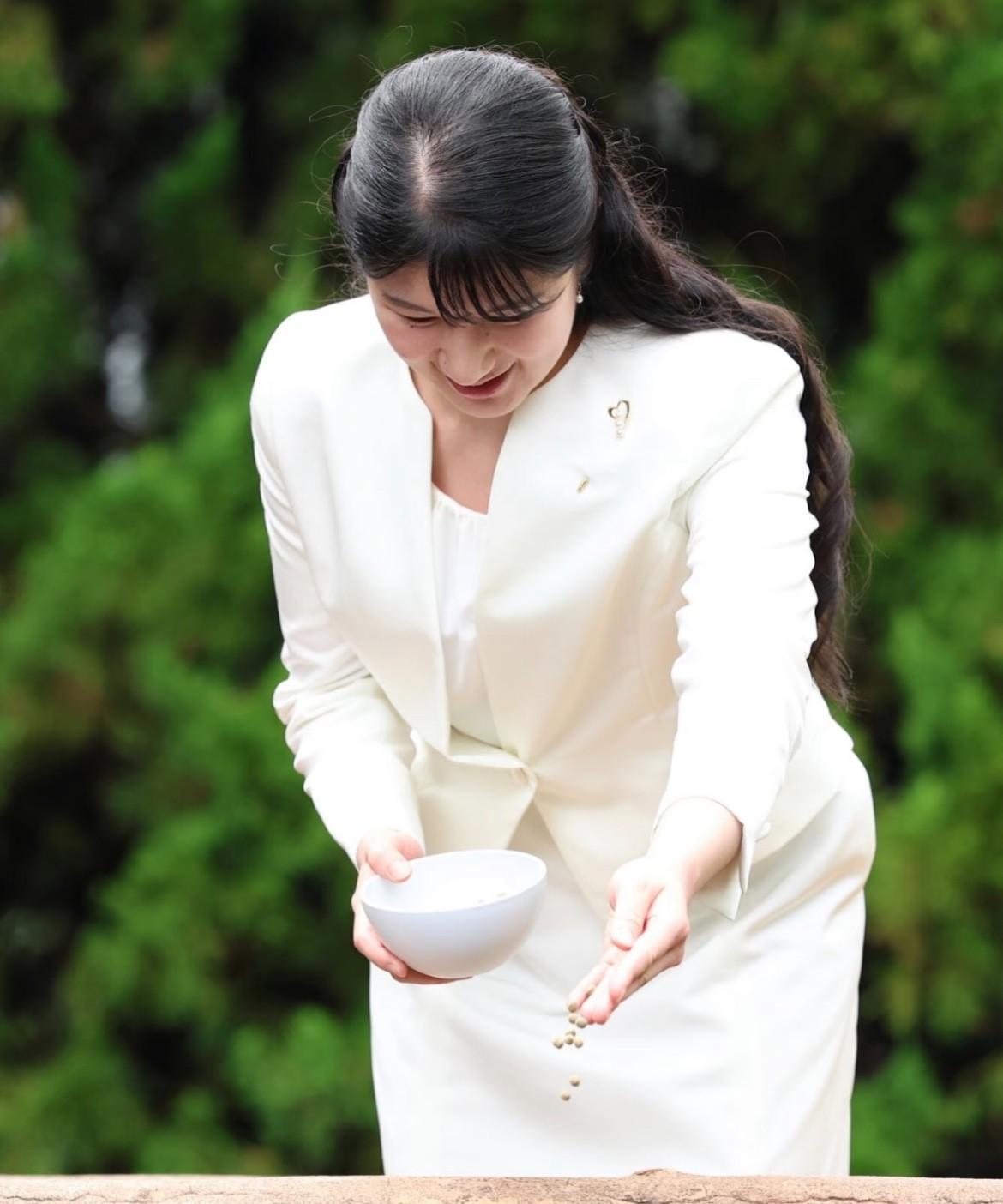 9.8直击新潟县小千谷市“锦鲤之里”爱子公主现身超吸睛～一身简约白色套装利落