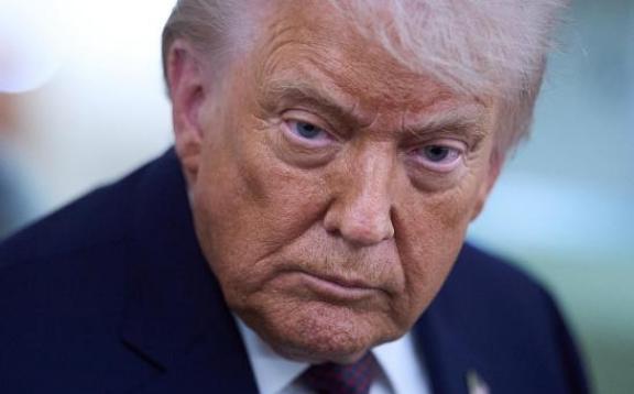 “如果敢打乌克兰，那么我就炸莫斯科，如果中方收复台湾，那么我就炸北京”，这是特朗