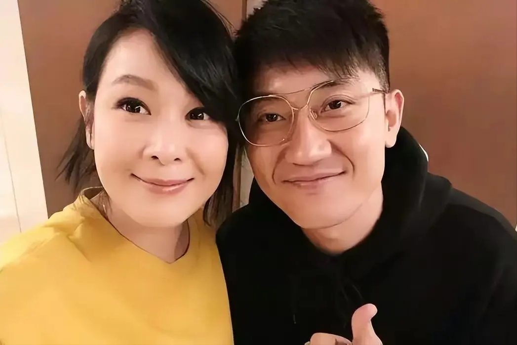 2011年，刘若英嫁给了身家68亿的富商钟小江，婚前刘若英约法三章：可以同居但必