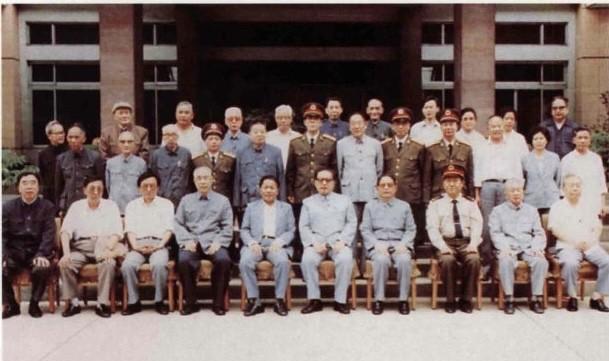 1990年6月，乔石同志到贵州视察期间，会见省党政军负责人和省级各民主党派负责人