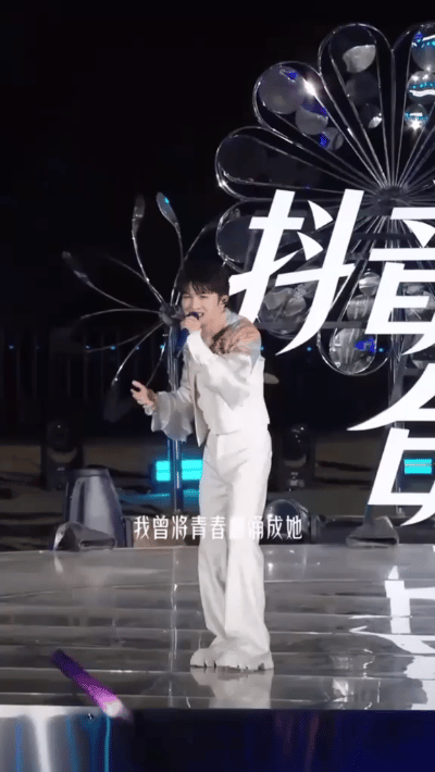 敦煌的晚风裹挟着细沙，周深一开口，沙粒便化作了音符——“晚风吹起你鬓间的白发”