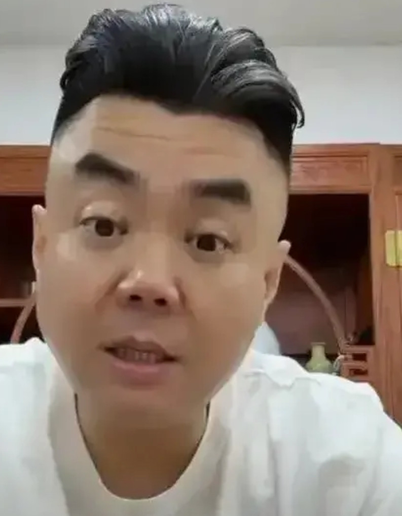 这张伯鑫是彻底玩完了，自从把自己老婆弄出来骂街之后，就注定人设败坏玩蛋了。德云