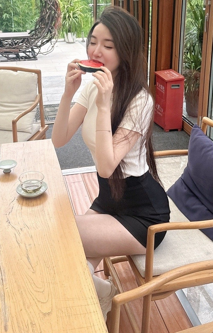 体育主持人郭珺黑白配日常穿搭​​​