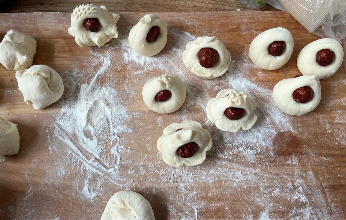 正月十五元宵节，过年的最后一天，晚上炮声隆隆，似乎是对过年结束的不舍，也似乎是对