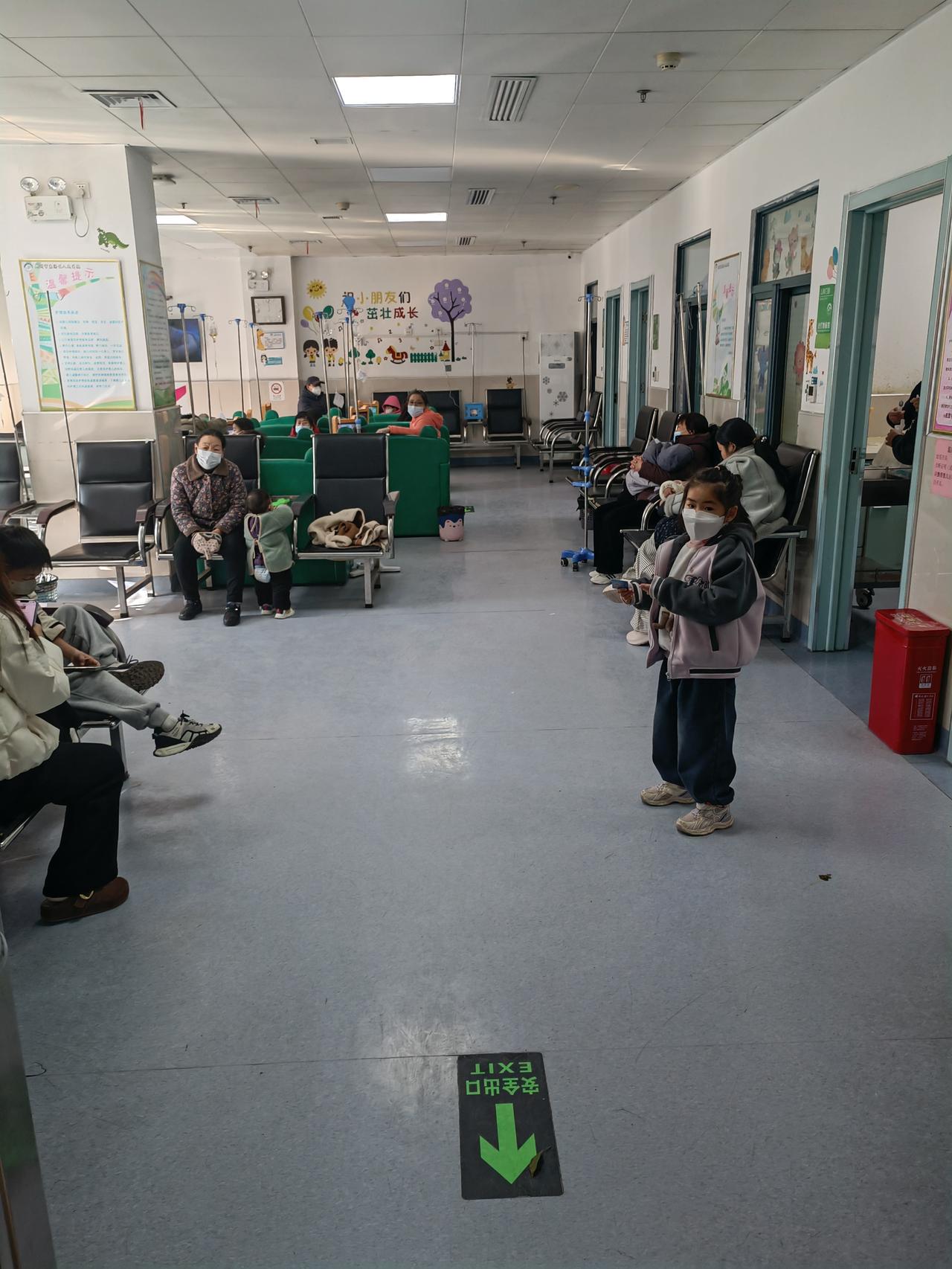 果果“你看起来有点穷”星期一下午放了学，孩子爸到幼儿园接女儿回家。走到楼下单元