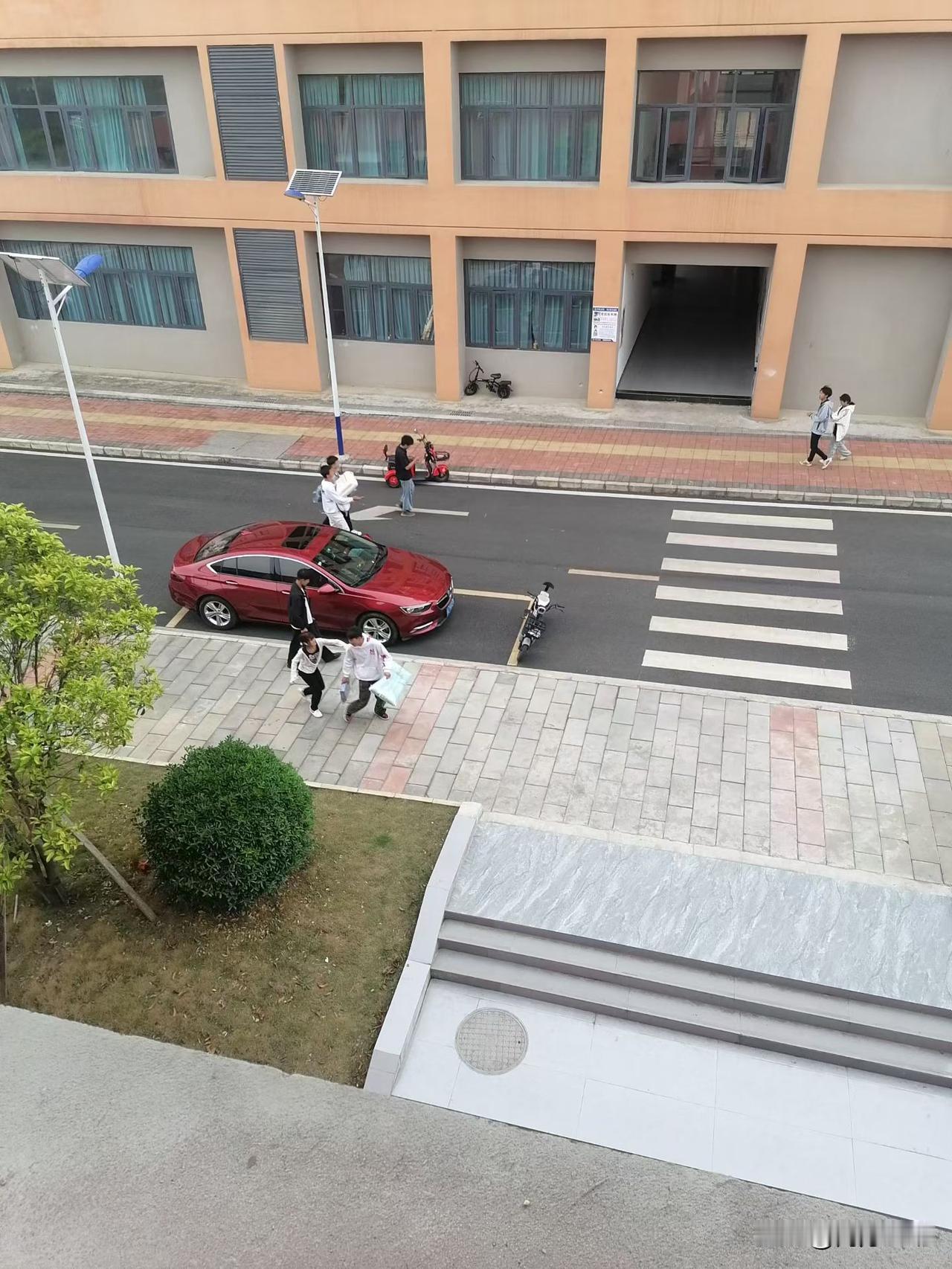 底层人想翻身，最重要的是四个字：放弃体面。我有个亲戚，大专毕业，家里穷得叮当响。