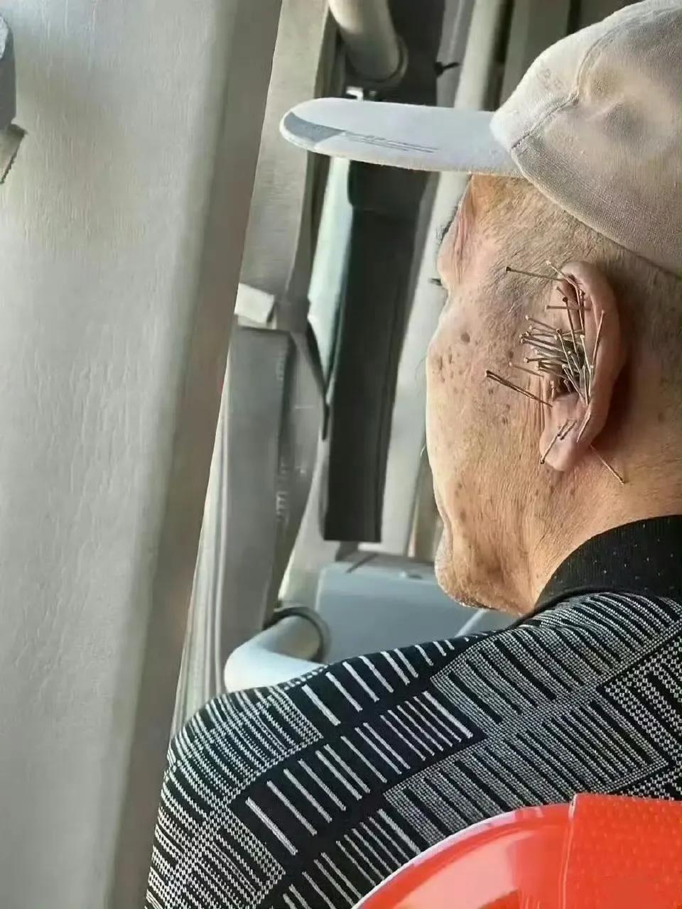 公交车上看到的大爷，这么多这是干嘛？有谁懂的？