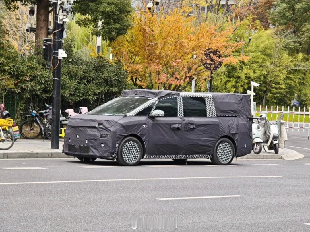 零跑MPV重度伪装车。话说零跑伪装测试车的贴纸还是很有辨识度的。零跑新能源汽车