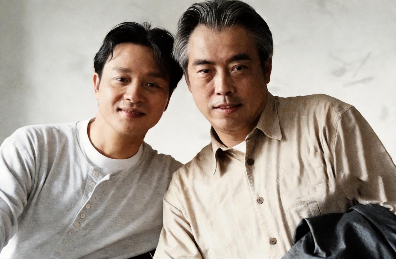 这是拍摄霸王别姬期间陈凯歌与张国荣在一起。可是，许多人并不知道当年该电影程蝶衣一