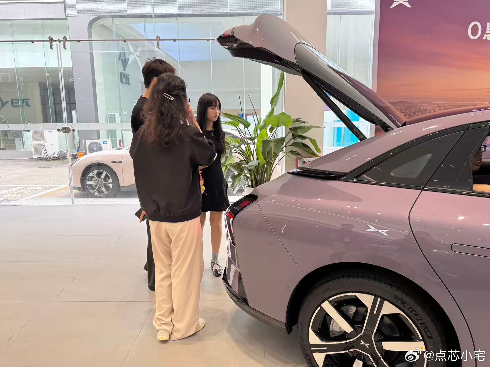 周末顺路去小鹏门店看了下新MONAM03，人确实比平时多不少。销售说客流、试驾