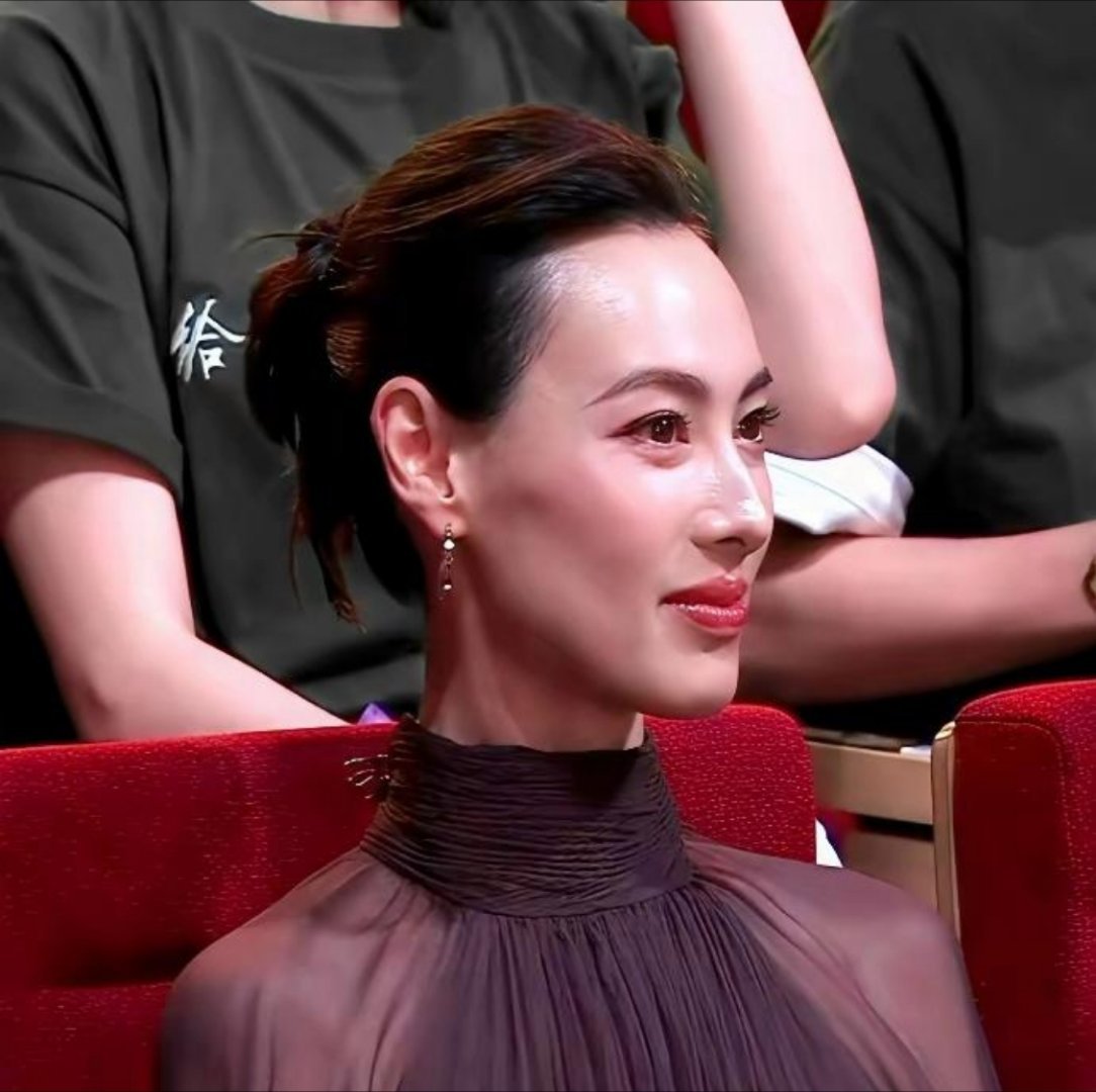 梁洛施这张脸，终于看懂了李泽楷为何不娶她。年轻时胶原蛋白满满，只觉得是个漂亮姑娘
