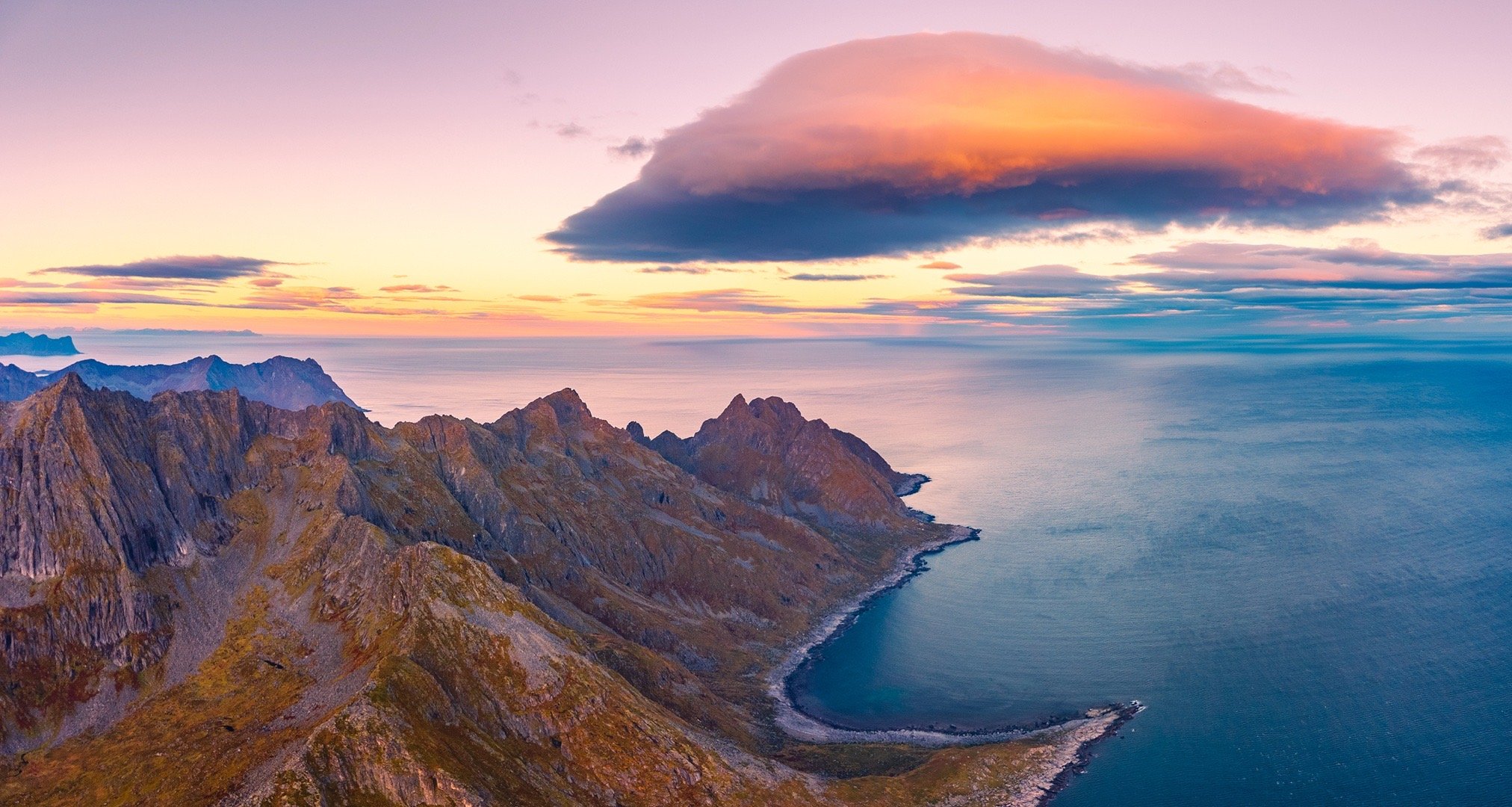 今天中秋节，酒店工作人员都来祝我们节日快乐，推开窗的大露台，就是最佳的机位。壮丽