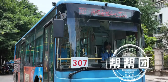 【因乘客要求，出租车“别停”公交车？目前出租车司机已被停岗教育并接受处罚】5月9
