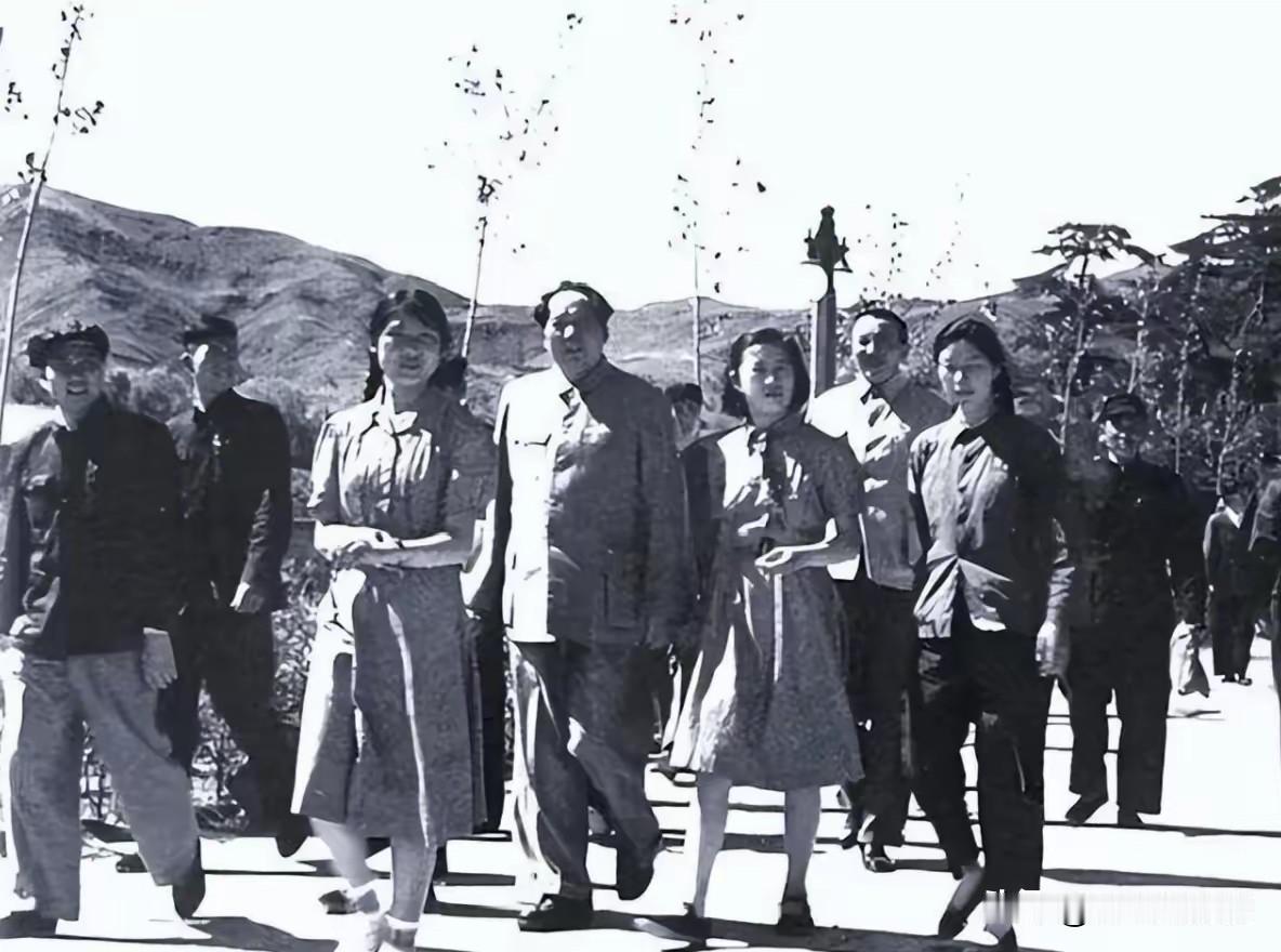 1953年玉泉山罕见合影！主席带三女散步，一张照片看懂最朴素的父爱很多人看
