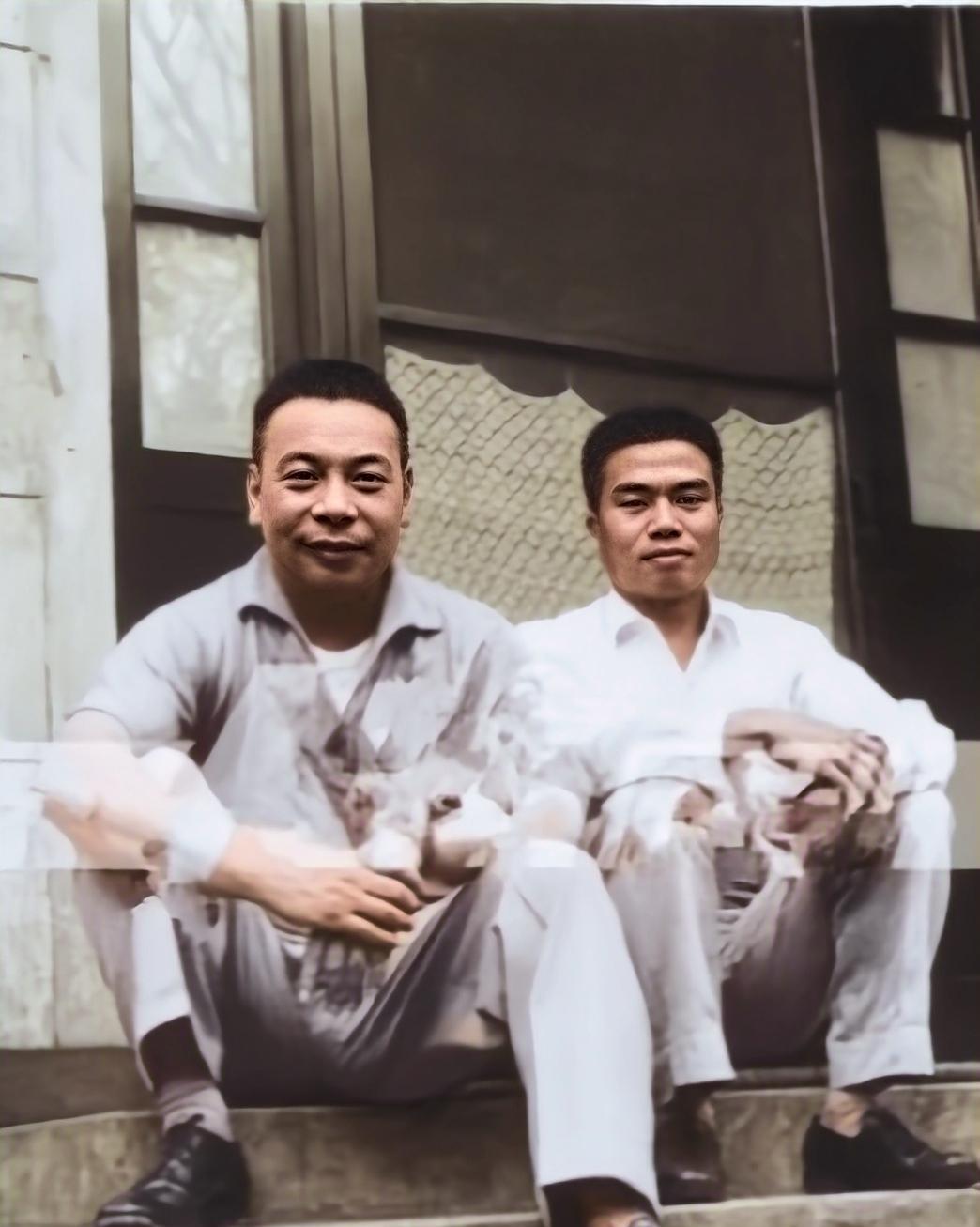 照片上和蒋经国合影的年轻人叫邱明山，他从小在蒋家长大，蒋经国待他视如己出，蒋介石