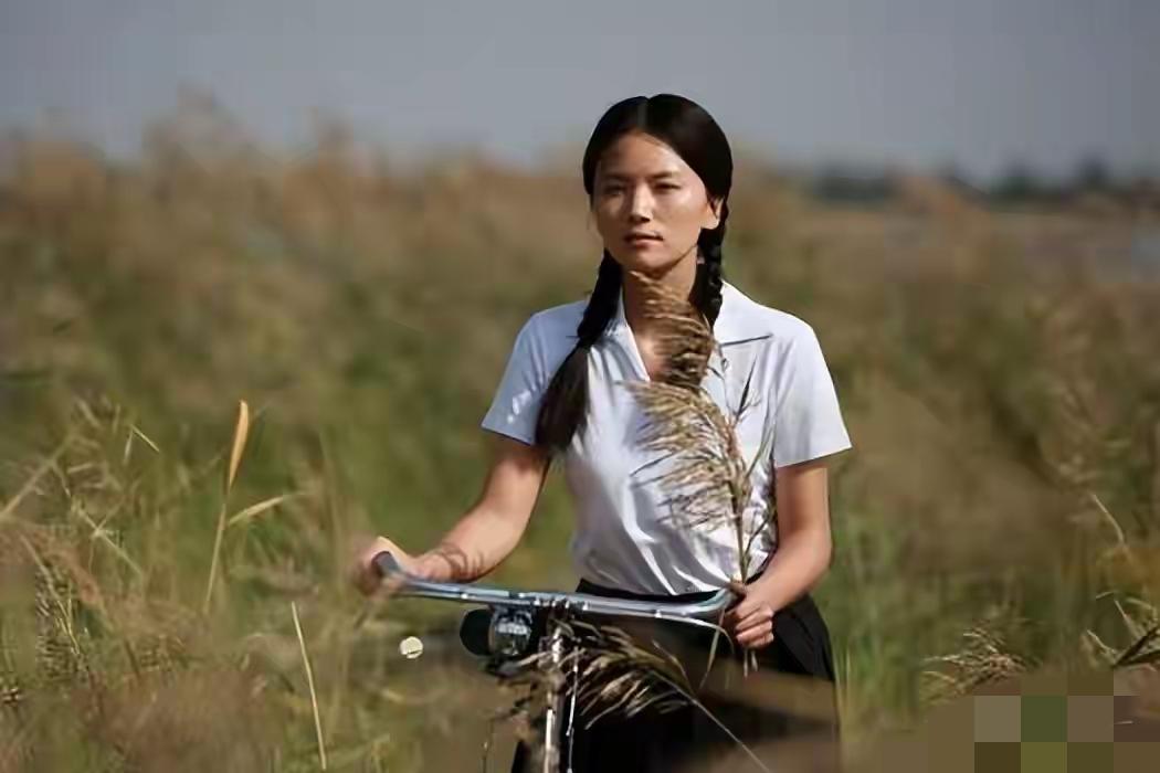 被陈思诚爱到高调晒吻照，让王凯甘愿伸手相助，41岁单亲妈妈曹曦文的人生，才是女性