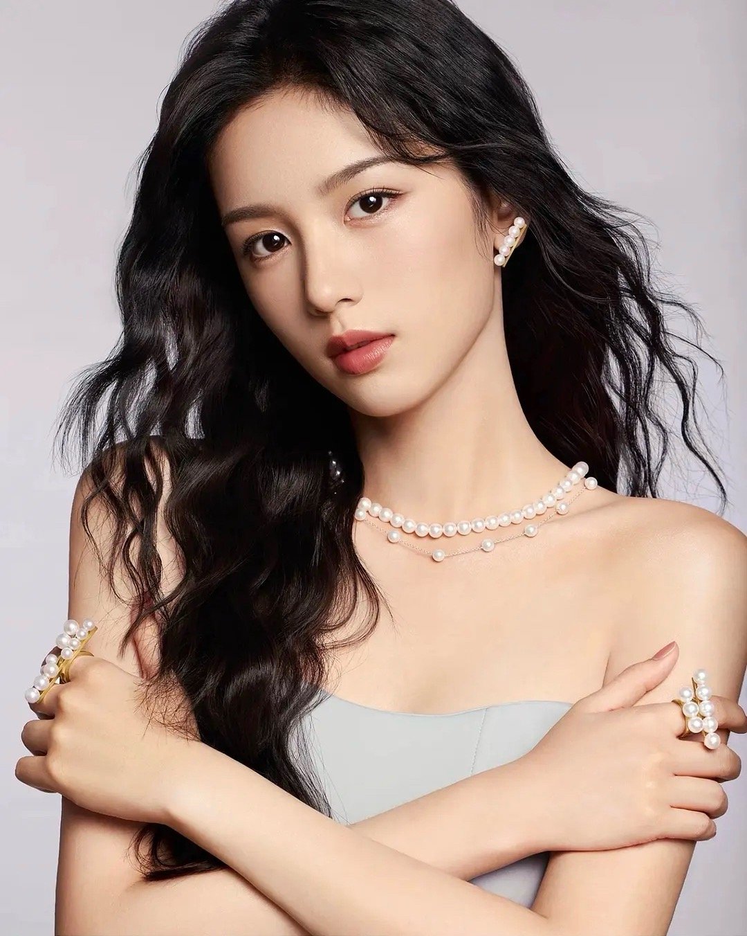 周也新商务海报，硬照没输过，很贵气的珍珠美人，美美的很安心～大地广请吻上来🤩