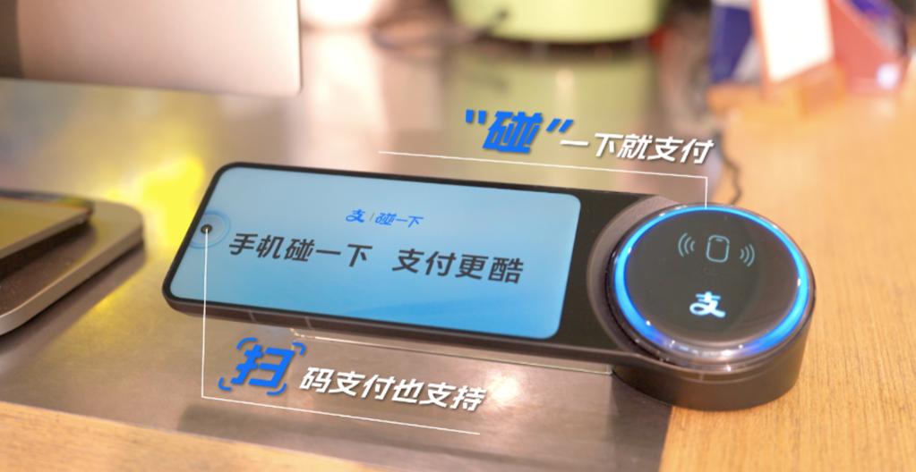 一位美国华人表示，中国的手机支付是很“傻”的事情，每次都需要掏出手机扫码，输入密